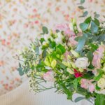 Bouquet de fleurs de saison en chambre